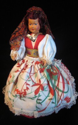 Portuguese Display Doll: "Traje de Lavradeira"