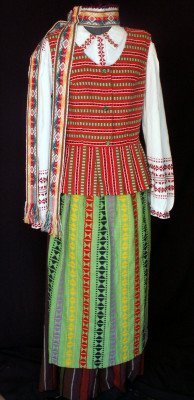 Lithuanian Woman's Clothing: "Tautinis Kostiumas"