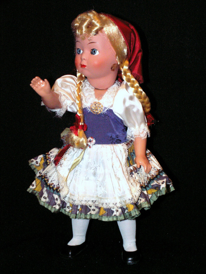 Austrian Display Doll: "Trachten - Dirndl"